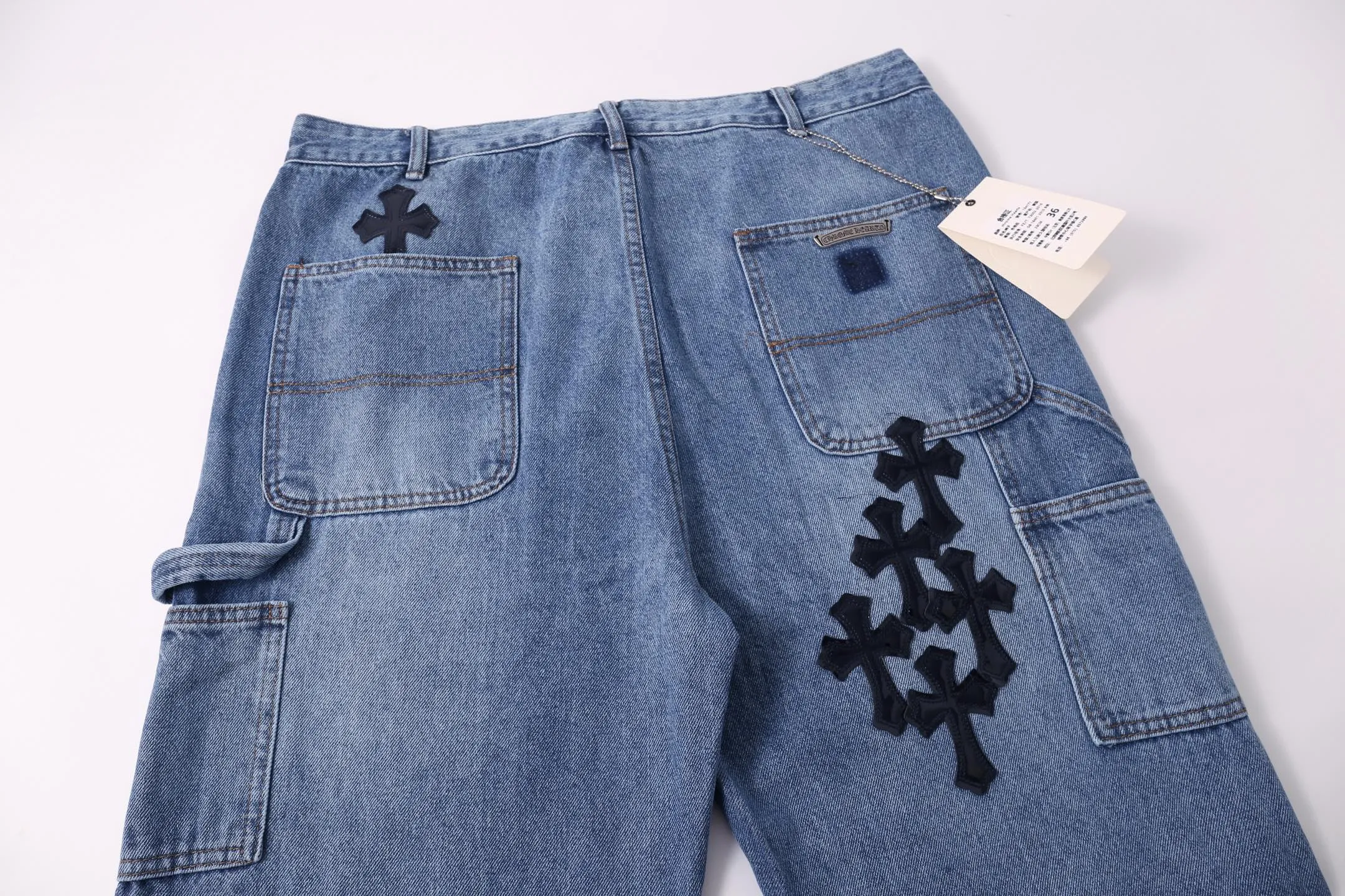 P260 Style No.: H881 Chrome Heart & Chrome Heart Blue Pants Black Metal Cross Work Jeans ChromeHearts#Design Jeans Invincible Texture Ceiling-Level Jeans Hard to Find at the Counter‼ ️ Cross patchwork leather jeans, top-notch heavy-duty washing process, calfskin laser-cut cross, distressed silver hardware, straight version to make the upper body slimmer, that lesbian style Color: blue Size: 28-30-32-34-36